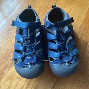 Keens !! Great used condition -Dark Blue